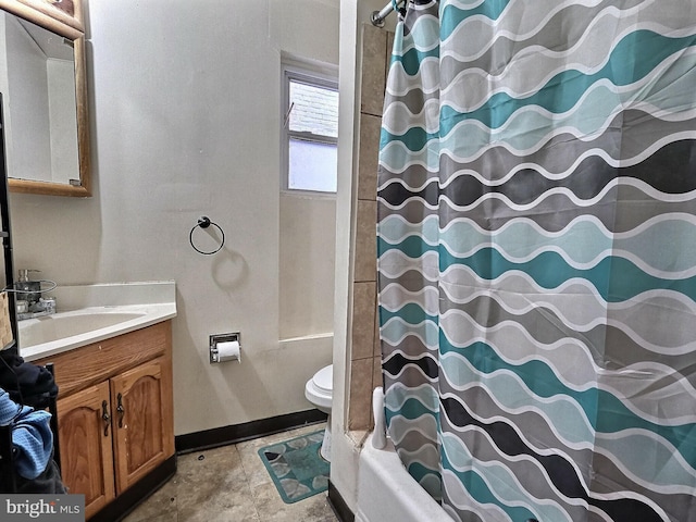 full bathroom featuring vanity, baseboards, shower / bath combination with curtain, and toilet