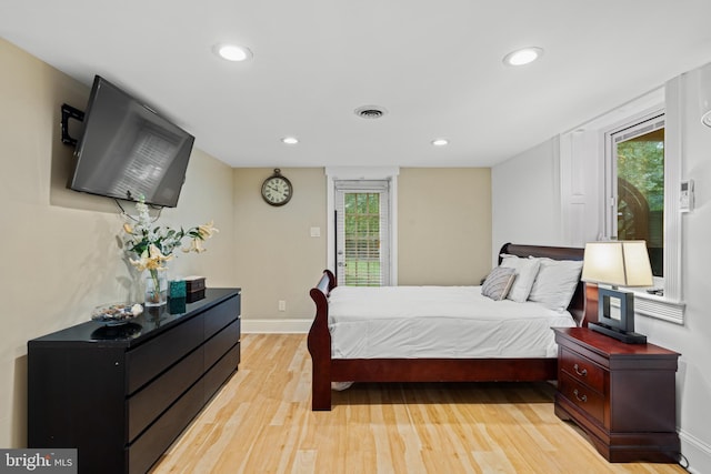 bedroom with recessed lighting, baseboards, visible vents, and light wood finished floors