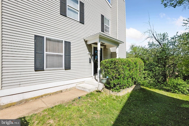 property entrance featuring a yard