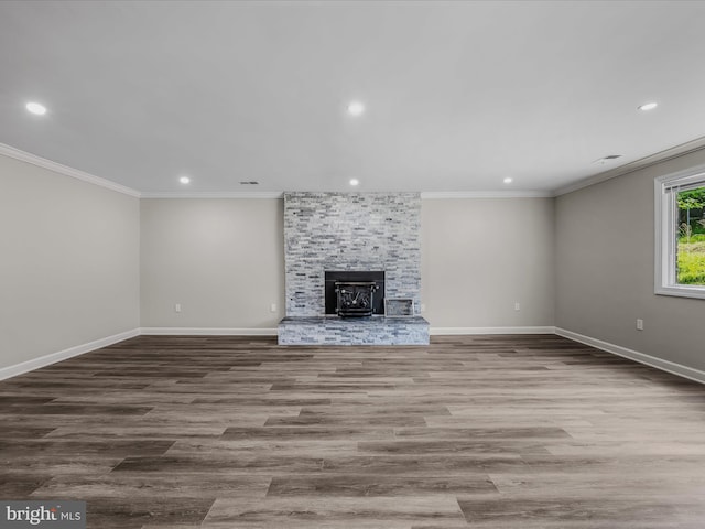 unfurnished living room with recessed lighting, baseboards, crown molding, and wood finished floors