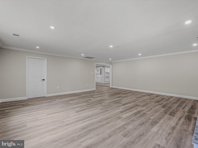 interior space featuring crown molding, light wood-style flooring, recessed lighting, baseboards, and visible vents