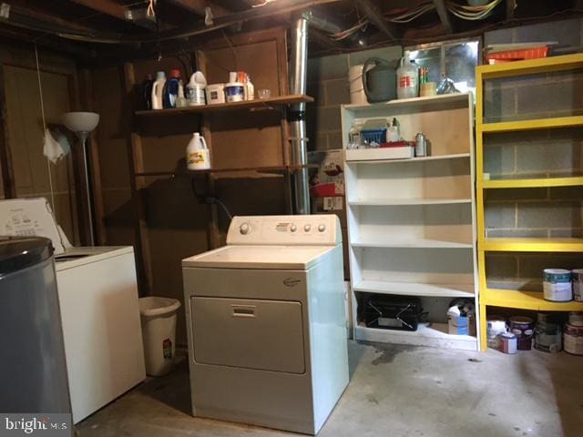 13211 Lutes Dr, Silver Spring, MD 20906 - laundry area featuring washing machine and dryer