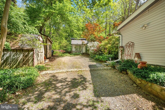 view of yard with an outdoor structure