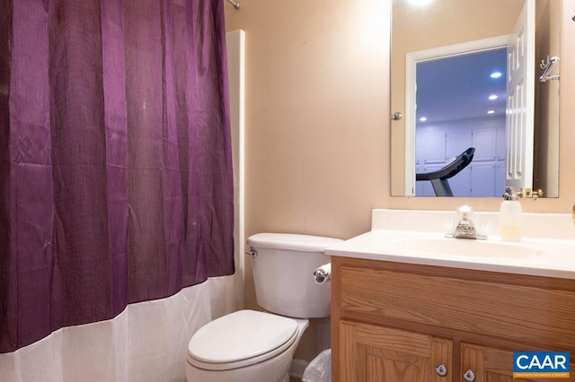 full bath with toilet, a shower with shower curtain, and vanity