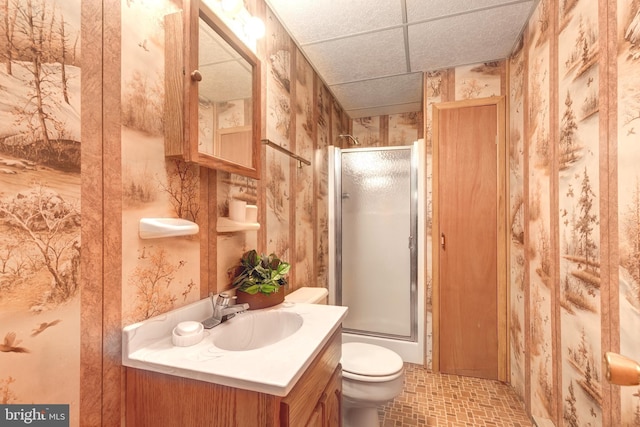 full bath featuring vanity, a shower with shower door, toilet, and wallpapered walls