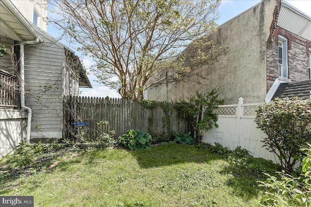 view of yard featuring a fenced backyard