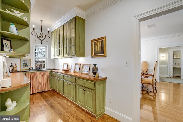 bar featuring crown molding, a notable chandelier, visible vents, and light wood-style floors