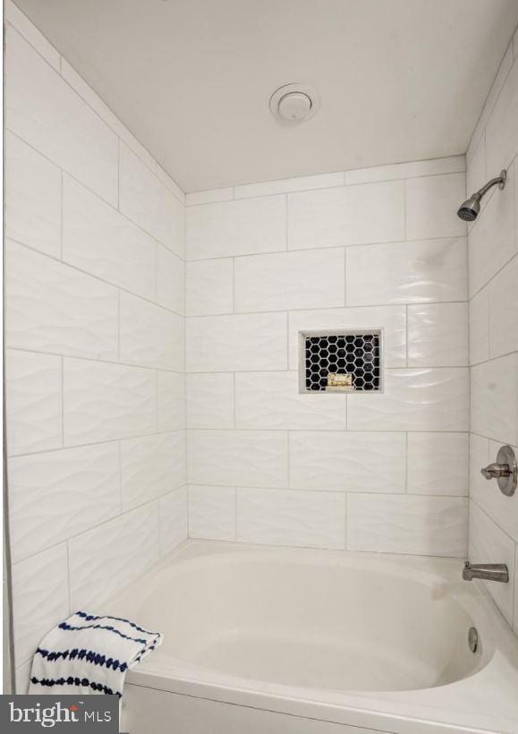 bathroom with bathtub / shower combination