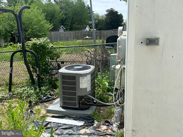465 Barrister Pl, Dover, DE 19901 - details featuring central AC and fence