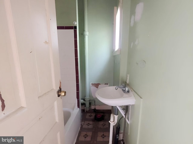 bathroom featuring a sink and tile patterned floors