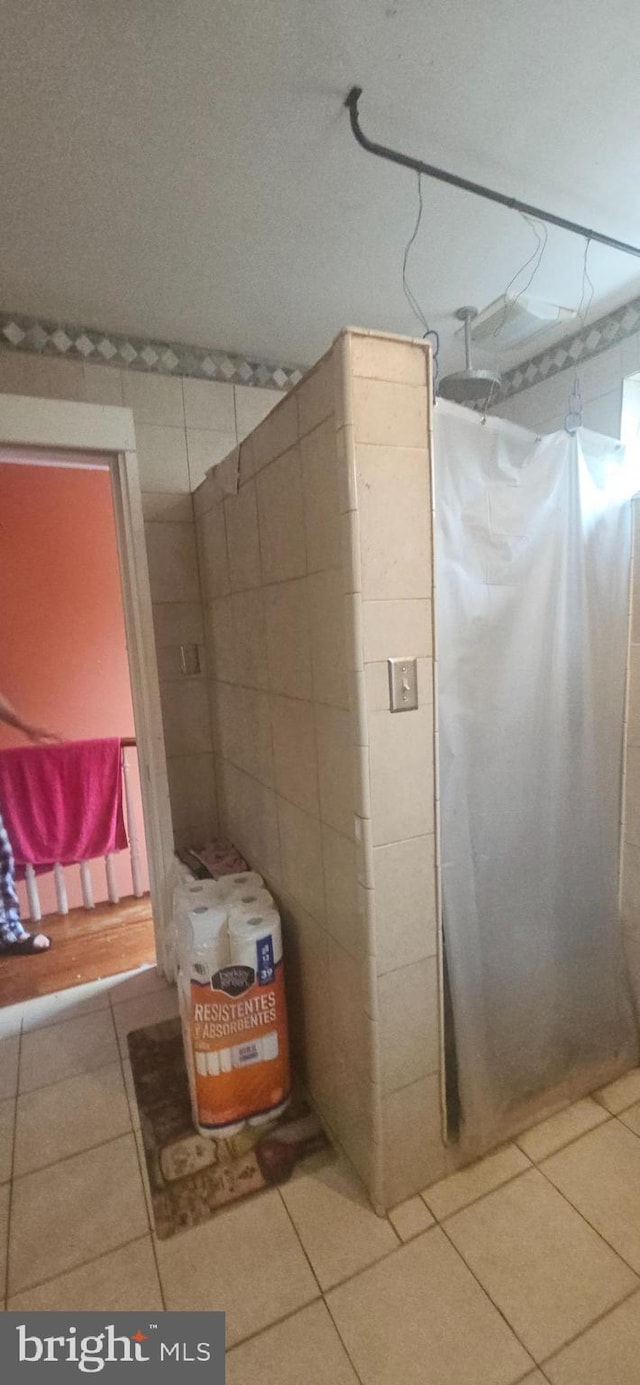 1110 W Sixth St, Wilmington, DE 19805 - bathroom featuring curtained shower and tile patterned flooring