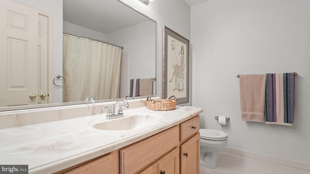 full bathroom featuring toilet, baseboards, and vanity