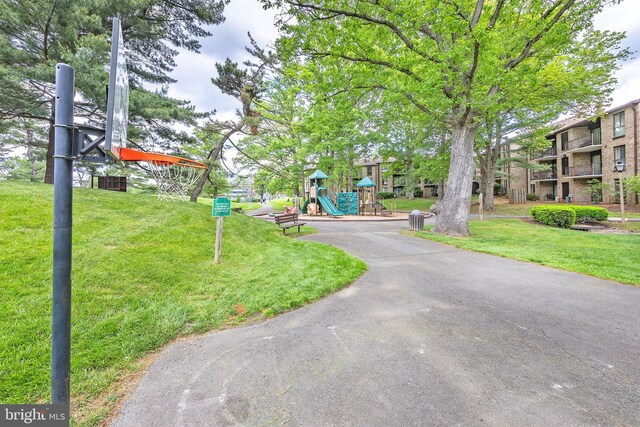 view of property's community featuring a lawn