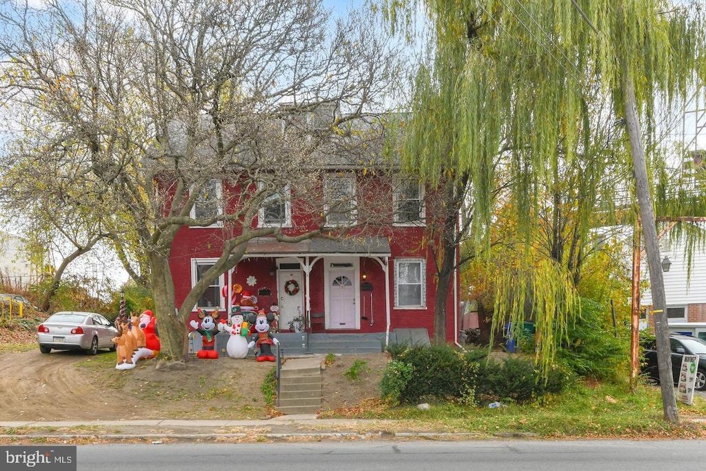 728 Lancaster Ave, Reading, PA 19607 - view of front facade featuring dirt driveway