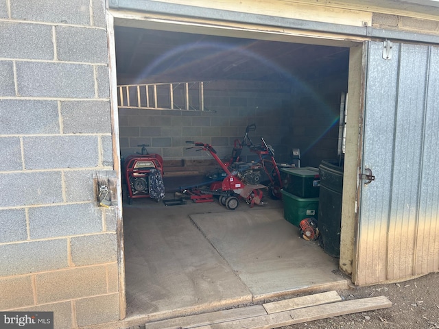 garage featuring concrete block wall