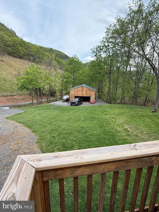 view of yard featuring a pole building
