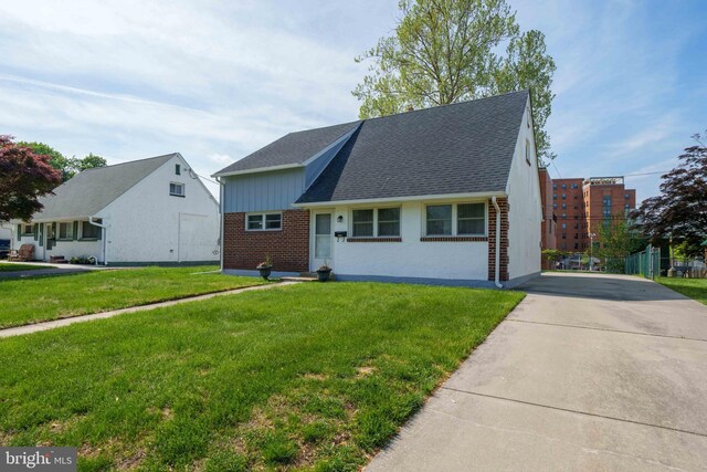 1504 Montgomery Rd, Wilmington, DE 19805 - view of front facade featuring roof with shingles, a front yard, and brick siding
