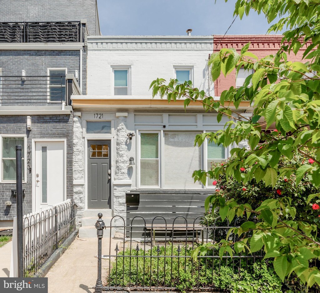 1721 Wharton St, Philadelphia, PA 19146 - view of front of home featuring brick siding and a fenced front yard