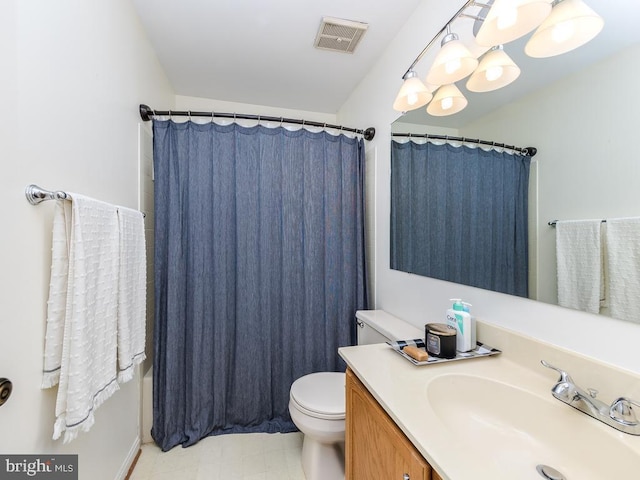 bathroom with vanity, a shower with curtain, toilet, and visible vents