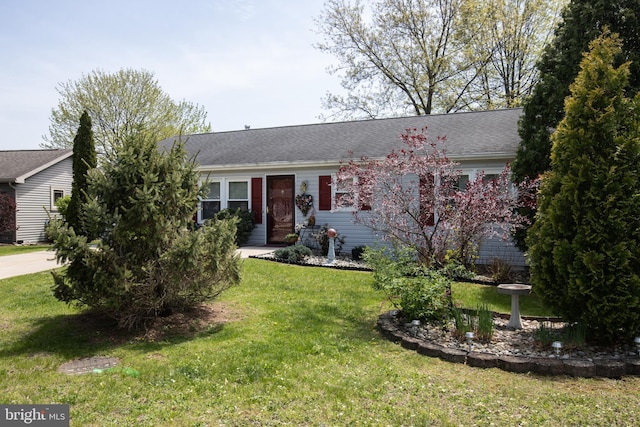 216 Laurel Ct, Pine Grove, PA 17963 - single story home with roof with shingles and a front yard