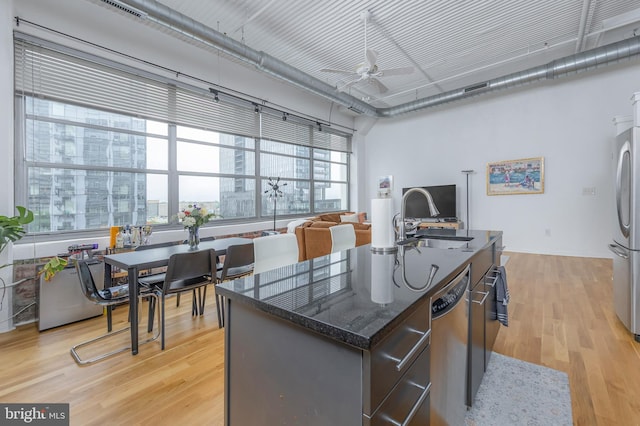 2200 Arch St Unit 514, Philadelphia, PA 19103 - kitchen featuring light wood finished floors, a ceiling fan, an island with sink, a sink, and stainless steel appliances