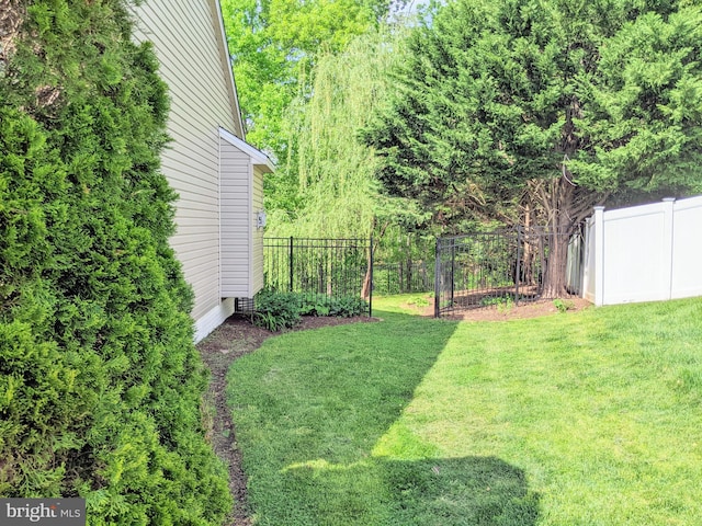 view of yard featuring fence