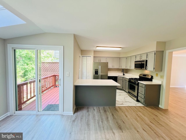 6062 Clay Spur Ct, Centreville, VA 20121 - kitchen featuring stainless steel appliances, light wood-type flooring, light countertops, a sink, and a peninsula