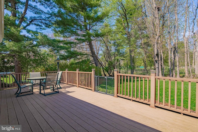 deck with outdoor dining space