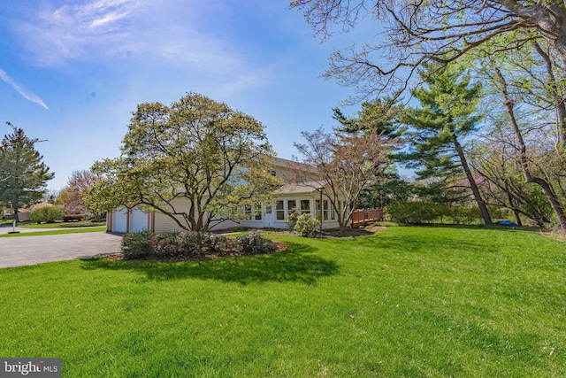 view of yard featuring driveway