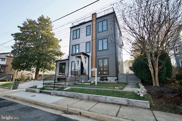view of front of house with fence