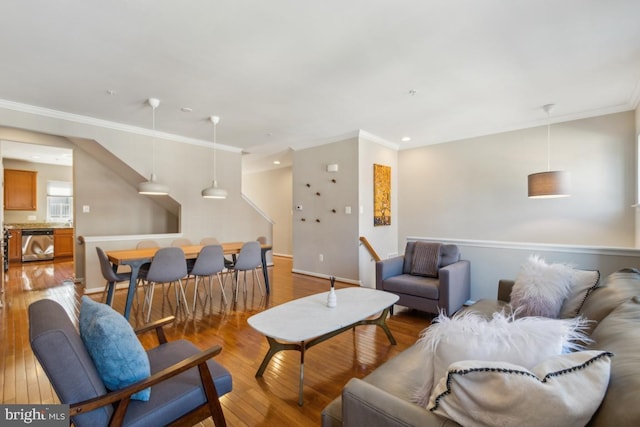 living room with crown molding, recessed lighting, baseboards, and wood finished floors