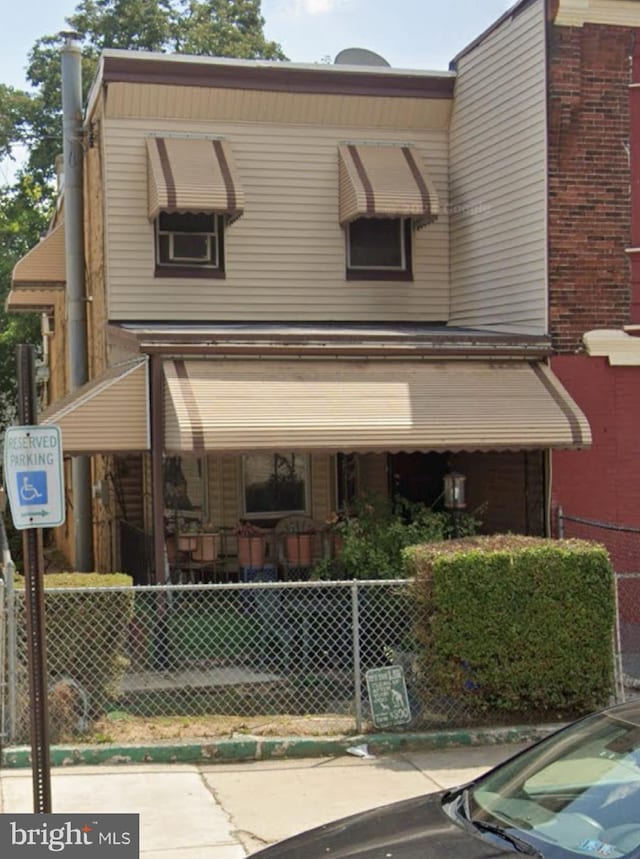 view of front facade featuring fence