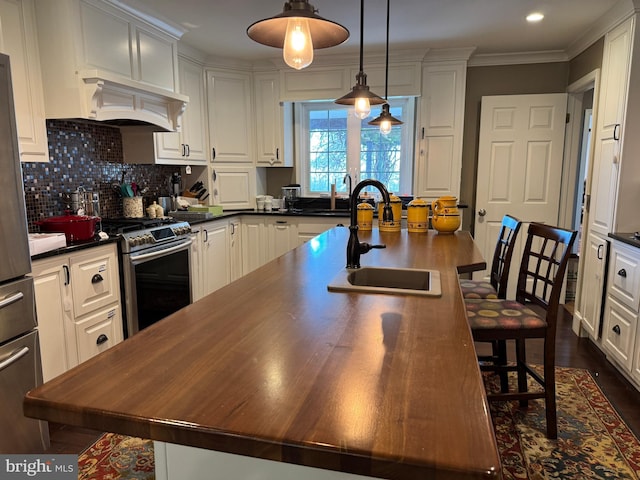 15004 Burnt Mill Rd, Shippensburg, PA 17257 - kitchen with a sink, appliances with stainless steel finishes, white cabinets, a kitchen bar, and crown molding