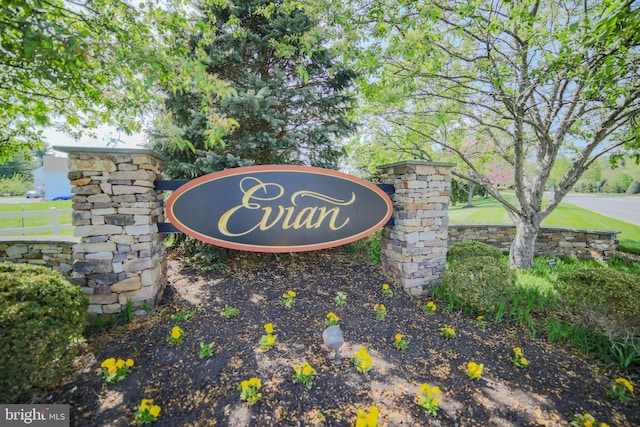 view of community / neighborhood sign