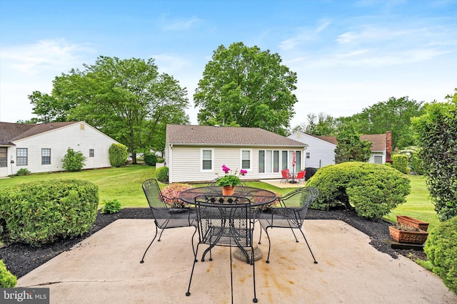 9 Fernwood Ct, Columbus, NJ 08022 - view of patio with outdoor dining area