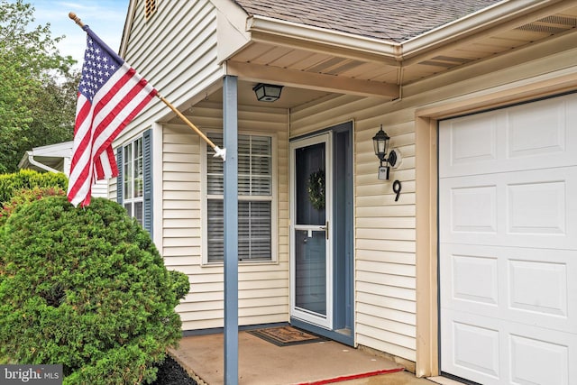 9 Fernwood Ct, Columbus, NJ 08022 - view of exterior entry with a shingled roof
