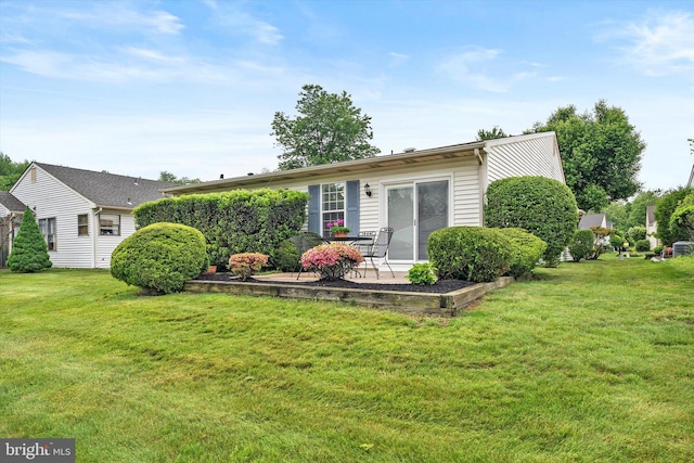 9 Fernwood Ct, Columbus, NJ 08022 - view of front of property featuring a front lawn and a patio area