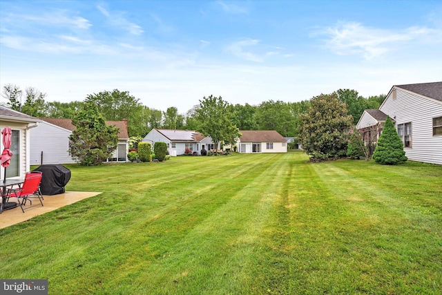 9 Fernwood Ct, Columbus, NJ 08022 - view of green lawn featuring a patio area and a residential view