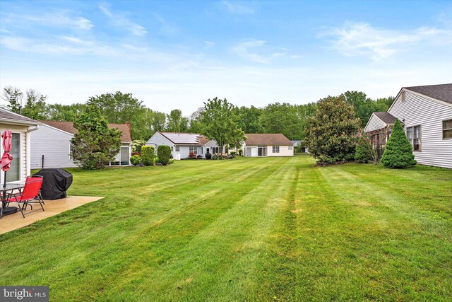 9 Fernwood Ct, Columbus, NJ 08022 - view of green lawn featuring a patio and a residential view