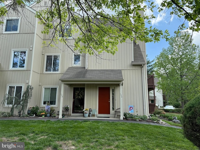 135 Woodlake Dr, Marlton, NJ 08053 - view of front facade featuring a shingled roof and a front yard