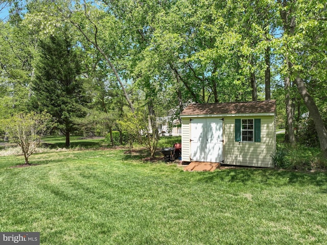 view of yard featuring an outbuilding and a storage unit