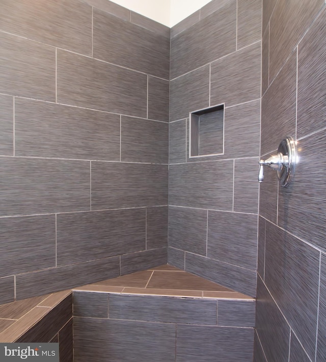 full bath featuring tiled shower