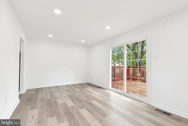 spare room featuring light wood-type flooring, recessed lighting, and baseboards
