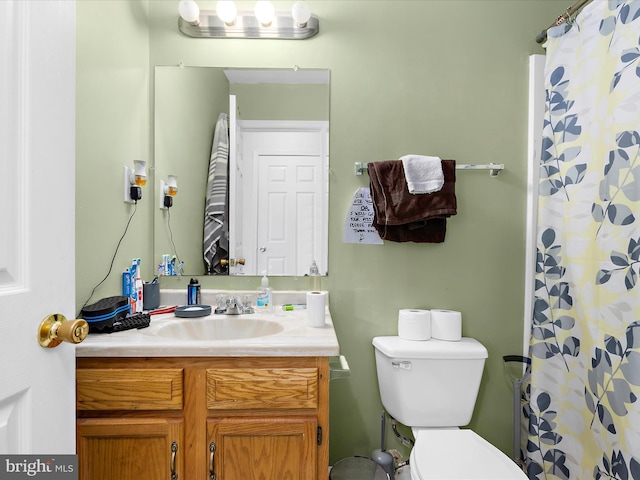 full bath featuring vanity, toilet, and a shower with shower curtain