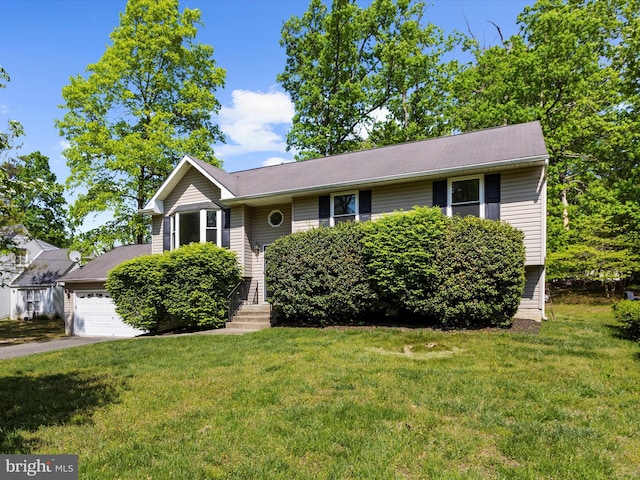 view of front facade featuring a front lawn