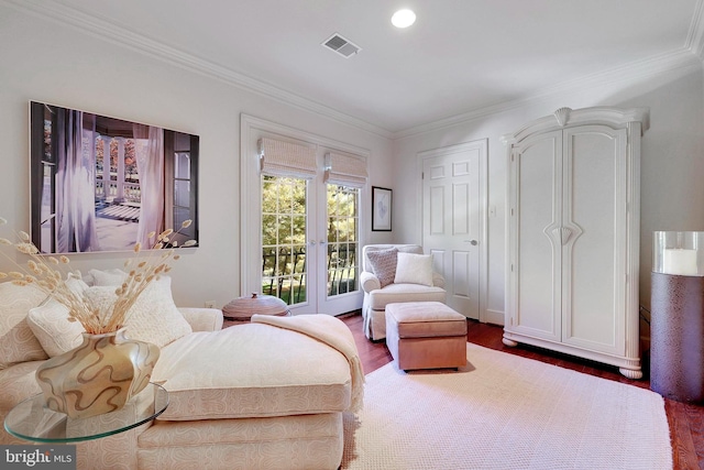 living area with visible vents, recessed lighting, crown molding, and wood finished floors