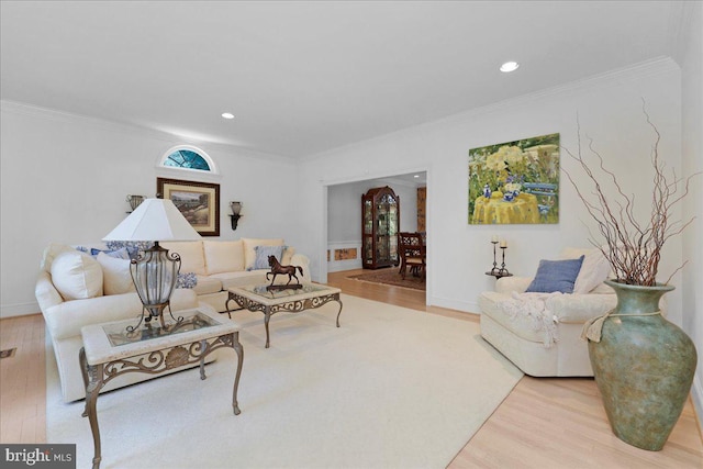 living area featuring crown molding, recessed lighting, baseboards, and wood finished floors