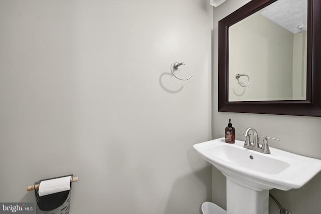 8140 Willowdale Ct, Springfield, VA 22153 - bathroom featuring a sink