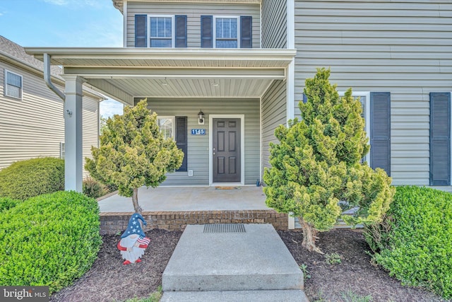 property entrance featuring a porch
