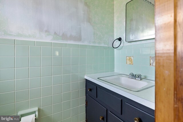 196 Taylortown Rd, Edinburg, VA 22824 - bathroom featuring tile walls and vanity